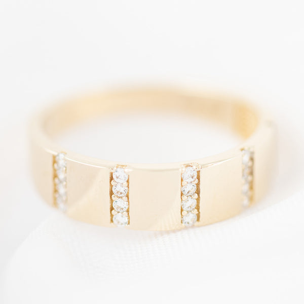 Anillo diseño especial con circonias en oro amarillo 14 kilates.