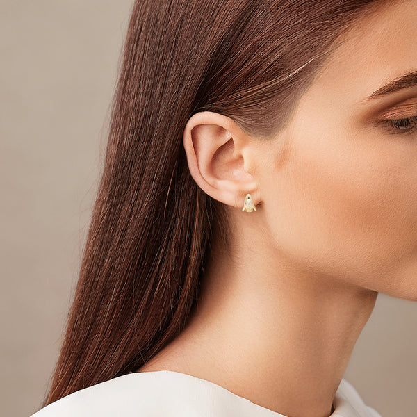 Aretes diseño especial motivo cohete con circonias en oro amarillo 14 kilates.
