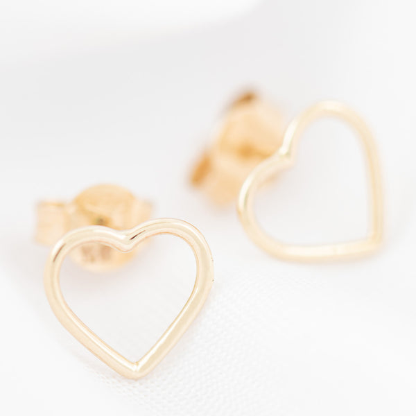 Aretes lisos motivo corazón en oro amarillo 14 kilates.