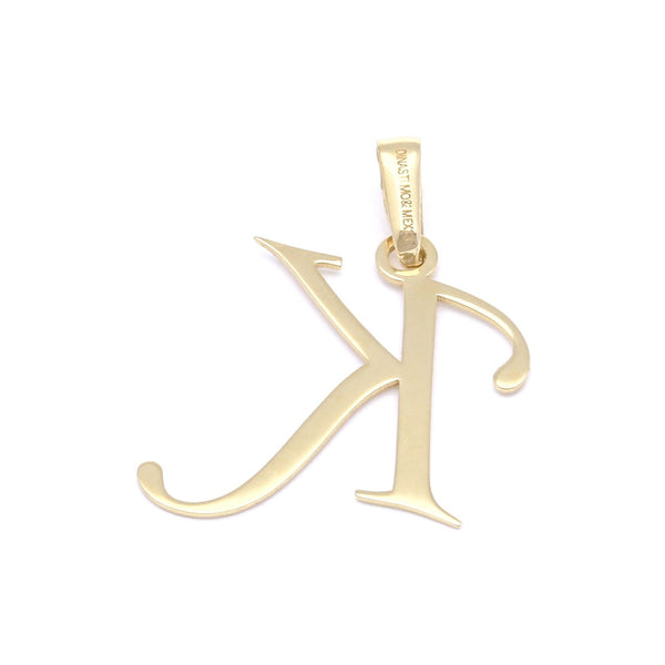 Dije liso motivo letra K en oro amarillo 14 kilates.