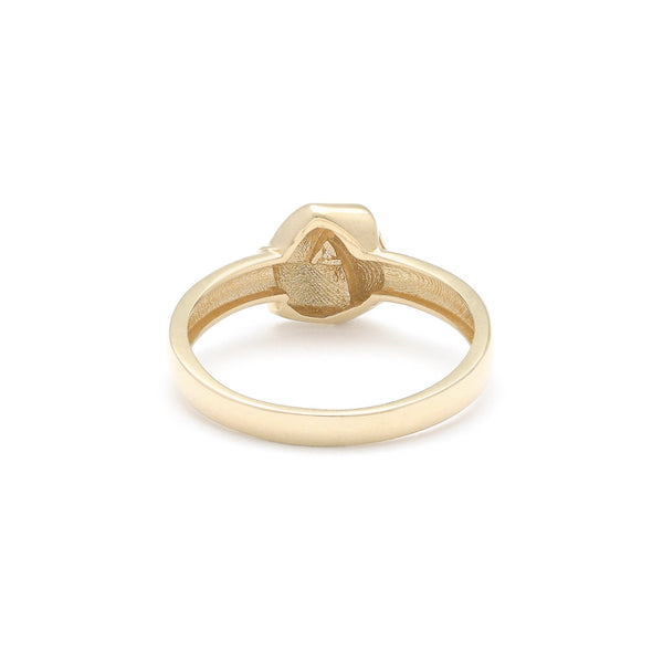 Anillo liso motivo nudo en oro amarillo 14 kilates.