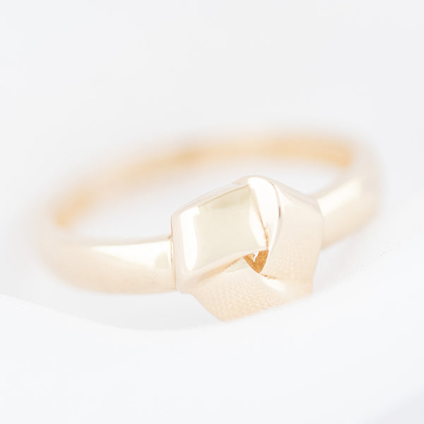Anillo liso motivo nudo en oro amarillo 14 kilates.