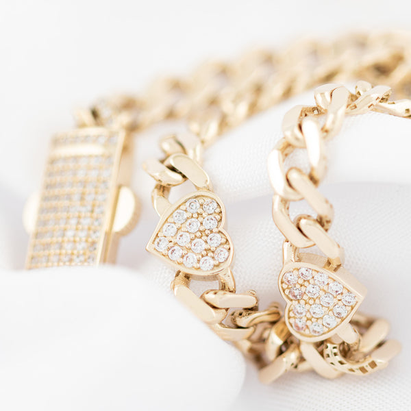 Pulsera eslabón encontrado con aplicaciones motivo corazón y circonias en oro amarillo 14 kilates.