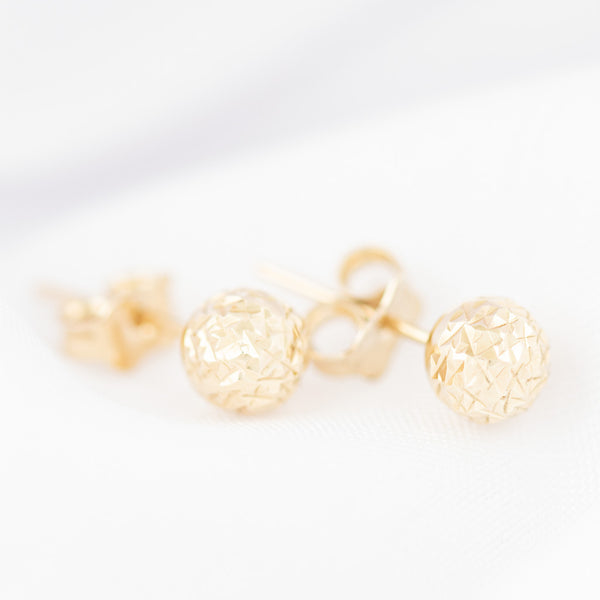 Aretes facetados en oro amarillo 14 kilates.