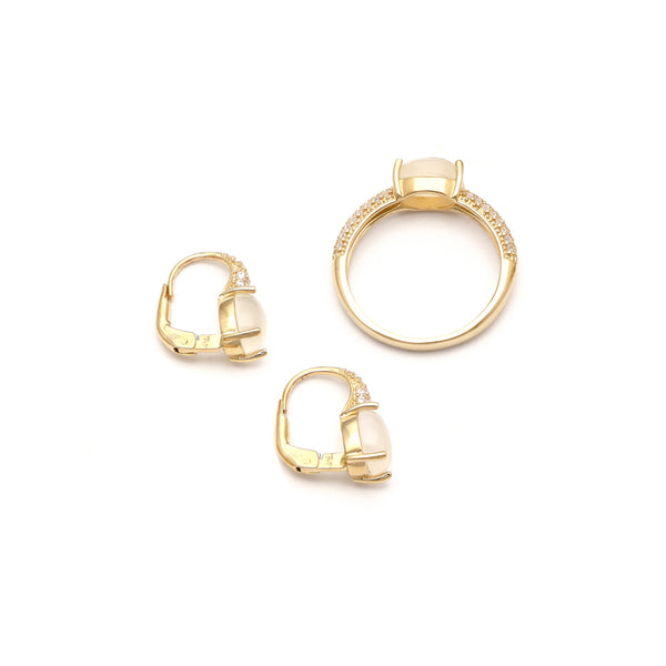 Juego de anillo y aretes hechura especial con sintéticos en oro amarillo 14 kilates.