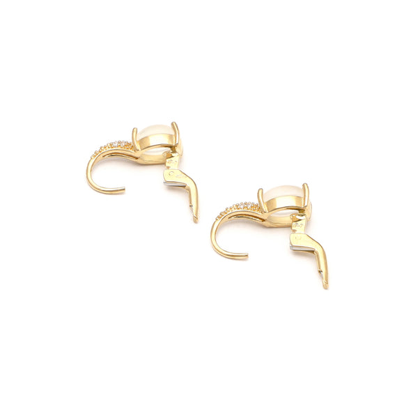 Juego de anillo y aretes hechura especial con sintéticos en oro amarillo 14 kilates.