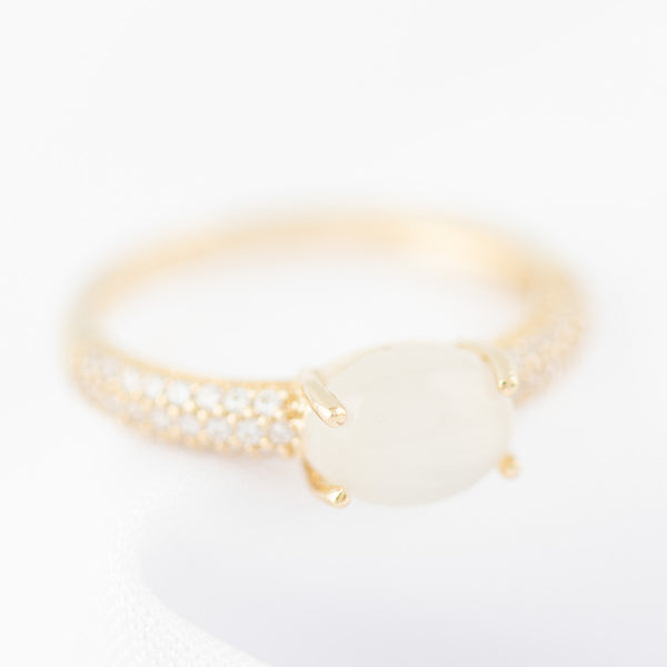 Juego de anillo y aretes hechura especial con sintéticos en oro amarillo 14 kilates.