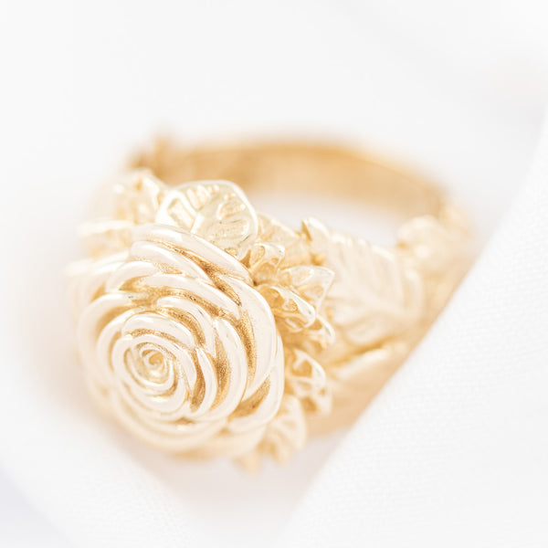 Anillo diseño especial motivo rosa en oro amarillo 14 kilates.