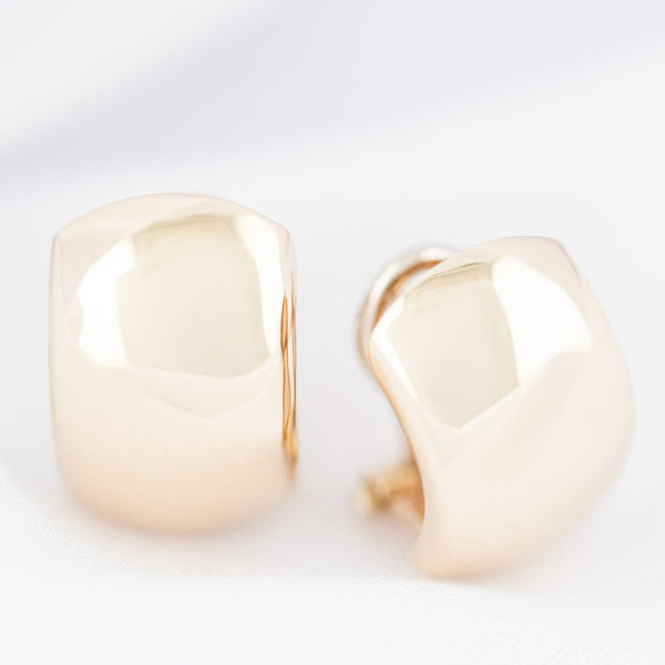 Aretes lisos en oro amarillo 14 kilates.