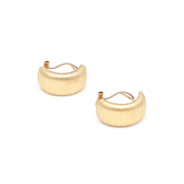 Aretes satinados en oro amarillo 14 kilates.