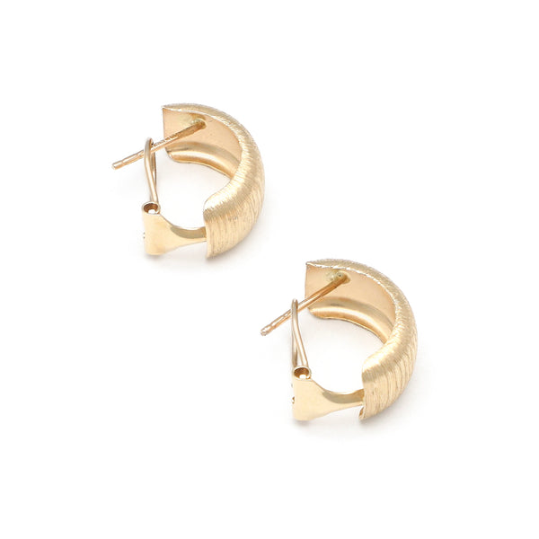 Aretes satinados en oro amarillo 14 kilates.