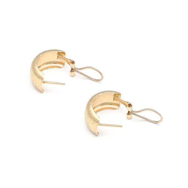 Aretes satinados en oro amarillo 14 kilates.