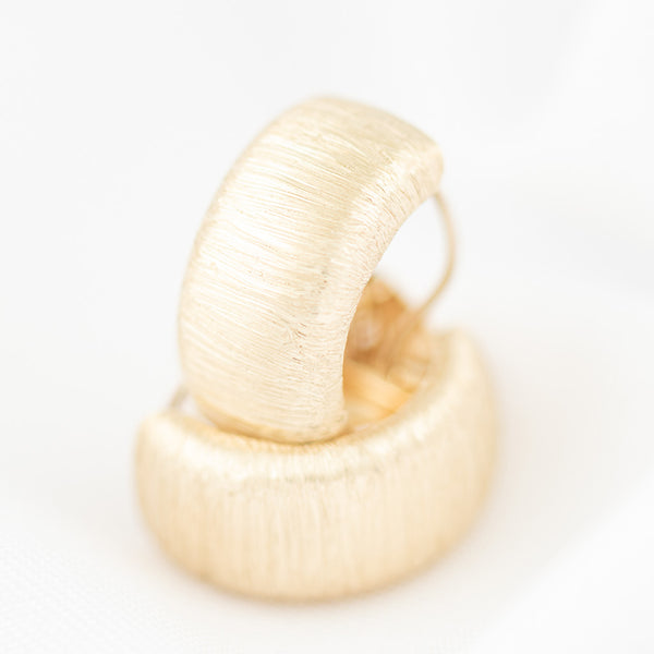 Aretes satinados en oro amarillo 14 kilates.