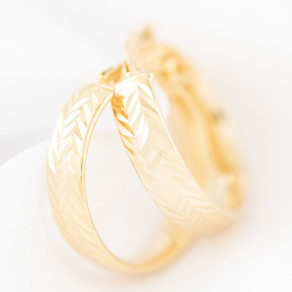 Arracadas facetadas en oro amarillo 14 kilates.