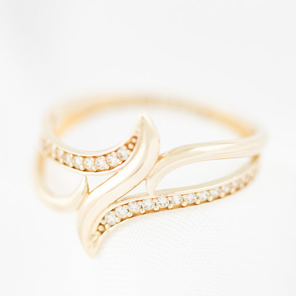 Anillo diseño especial con circonias en oro amarillo 14 kilates.