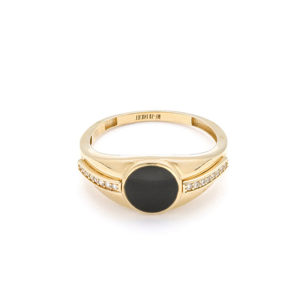 Anillo diseño especial con circonias y esmalte en oro amarillo 14 kilates.