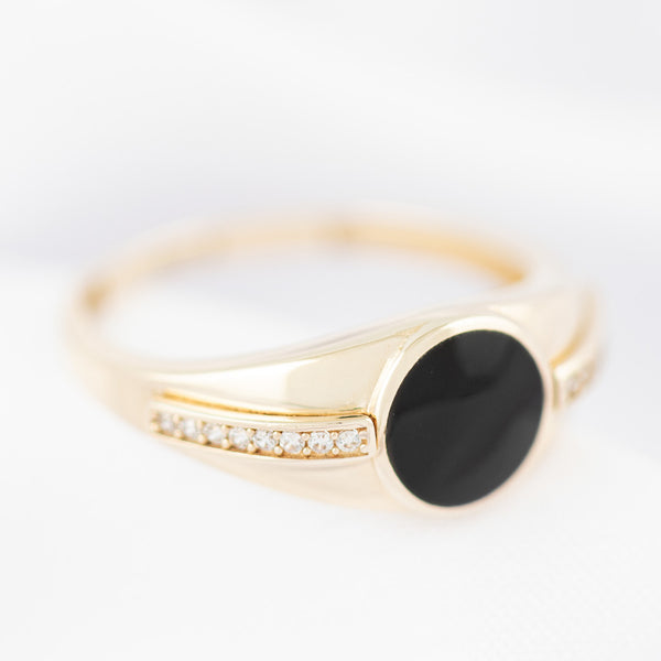 Anillo diseño especial con circonias y esmalte en oro amarillo 14 kilates.
