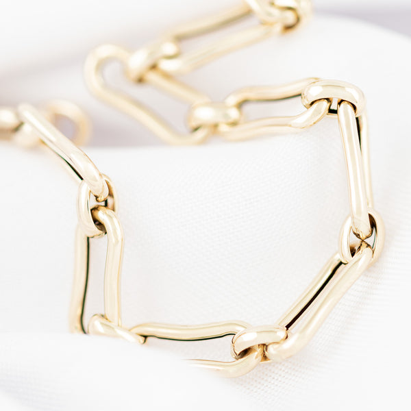 Pulsera eslabón cruzado en oro amarillo 14 kilates.