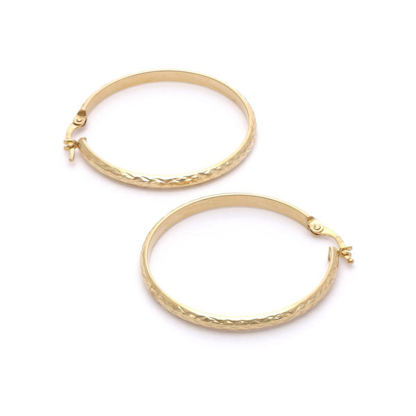 Arracadas troqueladas en oro amarillo 14 kilates.