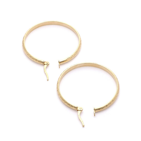 Arracadas troqueladas en oro amarillo 14 kilates.