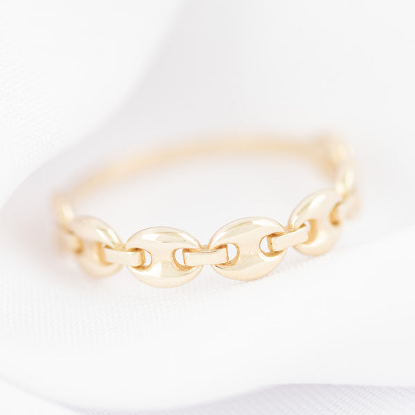 Anillo diseño especial en oro amarillo 14 kilates.