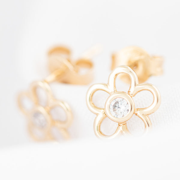 Aretes calados motivo flor con circonia en oro amarillo 14 kilates.