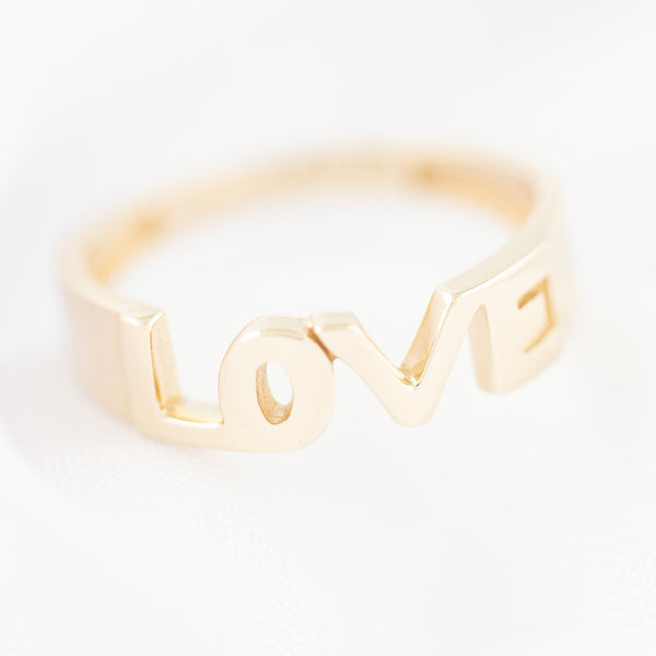 Anillo calado en oro amarillo 14 kilates.