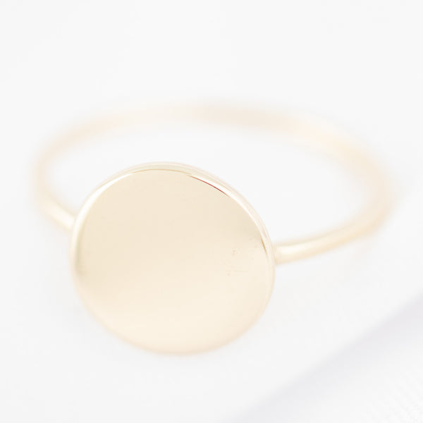 Anillo liso en oro amarillo 14 kilates.