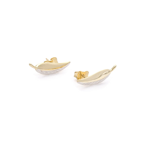Aretes laminados motivo hoja en oro amarillo 14 kilates.