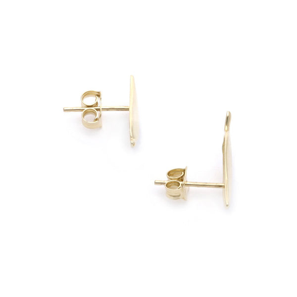 Aretes laminados motivo hoja en oro amarillo 14 kilates.