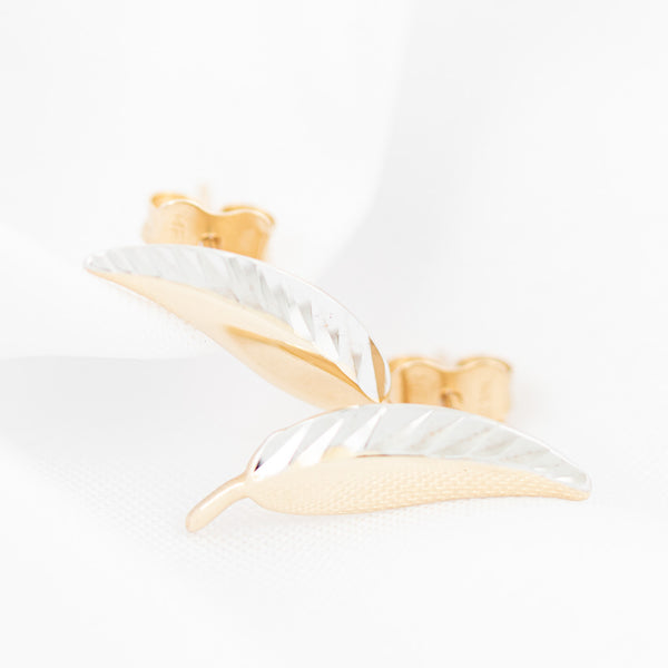 Aretes laminados motivo hoja en oro amarillo 14 kilates.
