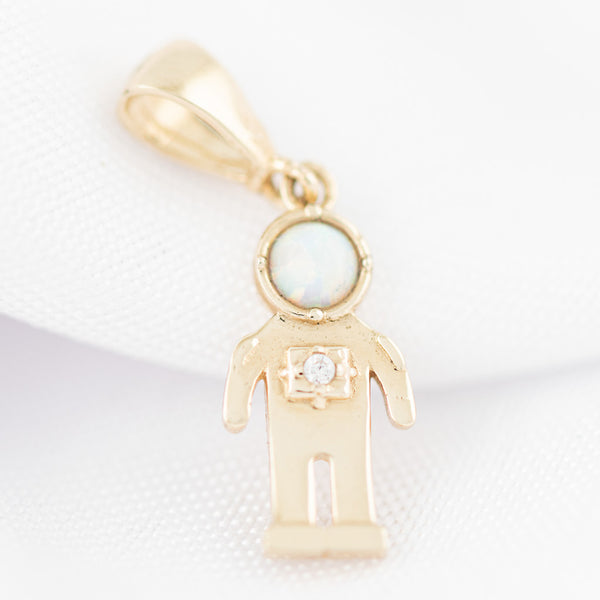 Dije diseño especial motivo astronauta con ópalo y circonia en oro amarillo 14 kilates.