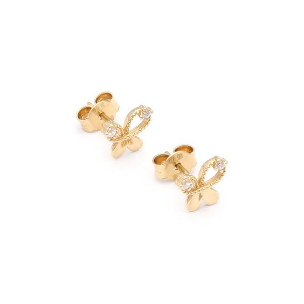 Aretes diseño especial con sintéticos motivo mariposa en oro amarillo 14 kilates.
