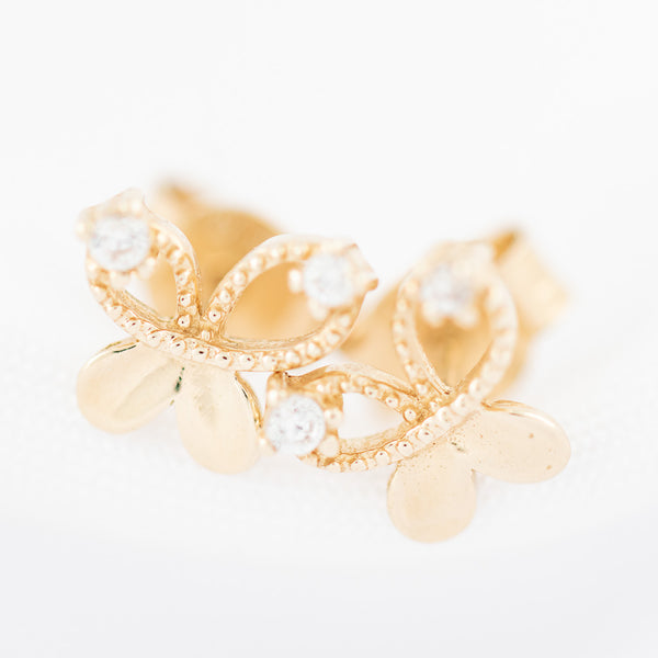 Aretes diseño especial con sintéticos motivo mariposa en oro amarillo 14 kilates.