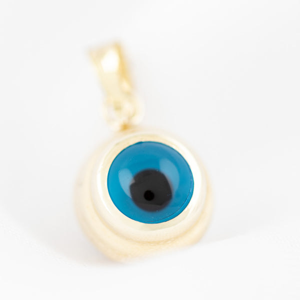 Dije diseño especial con sintético motivo ojo en oro amarillo 14 kilates.