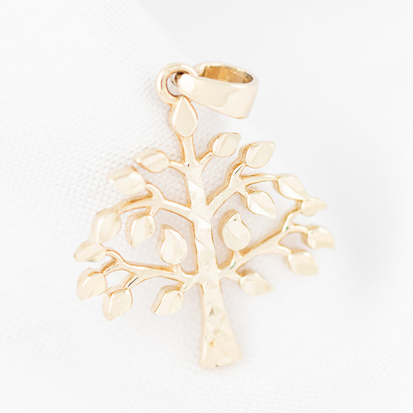 Dije facetado motivo árbol en oro amarillo 14 kilates.