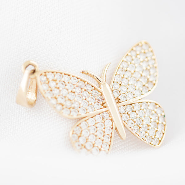 Dije diseño especial con circonias motivo mariposa en oro amarillo 14 kilates.