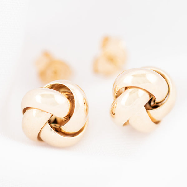 Aretes diseño especial motivo nudo en oro amarillo 14 kilates.