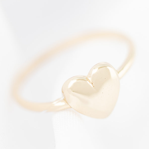 Anillo liso motivo corazón en oro amarillo 14 kilates.
