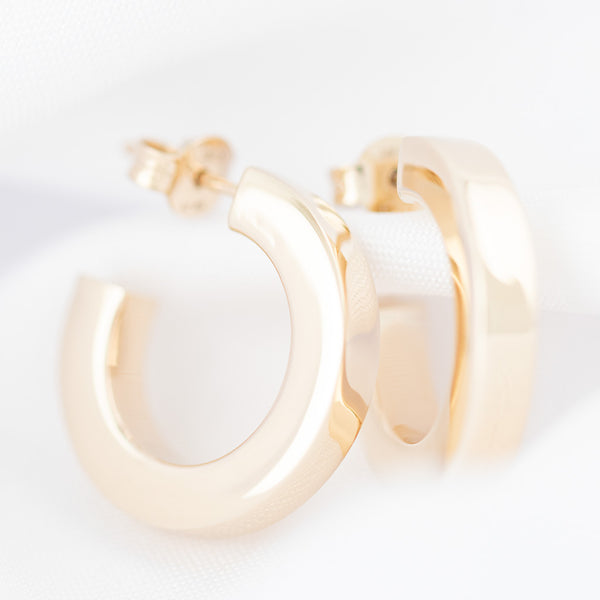 Aretes lisos en oro amarillo 14 kilates.