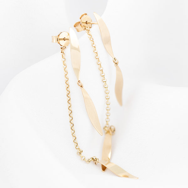 Aretes diseño especial con colgantes en oro amarillo 14 kilates.