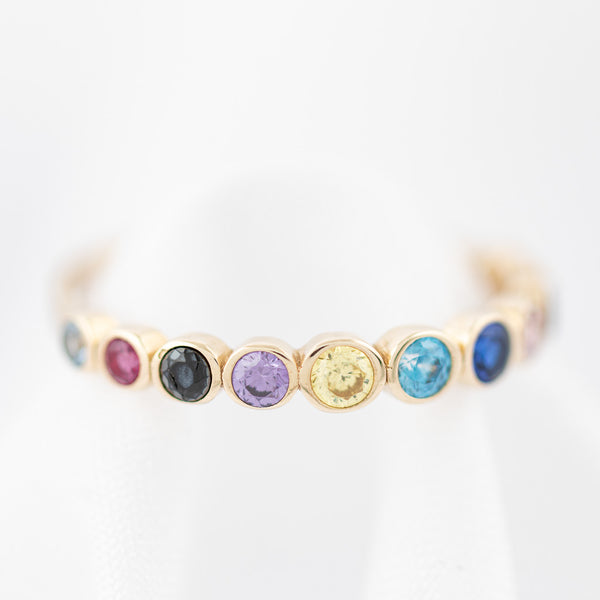 Anillo diseño especial con sinteticos en oro amarillo 14 kilates.