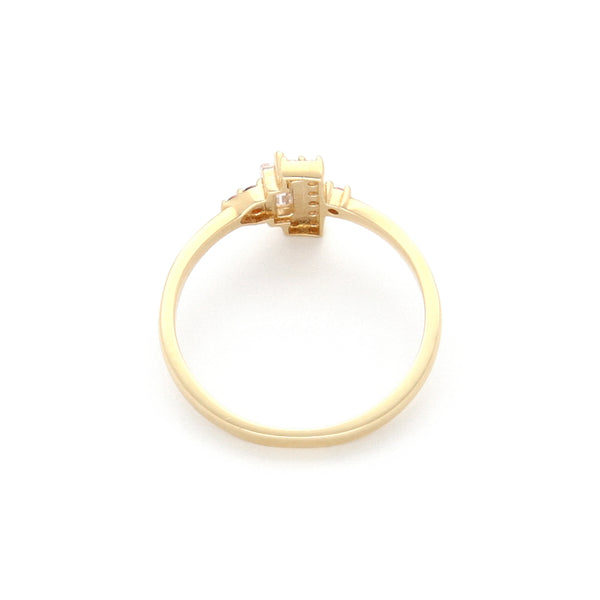 Anillo diseño especial con sintéticos en oro amarillo 14 kilates.