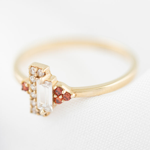 Anillo diseño especial con sintéticos en oro amarillo 14 kilates.