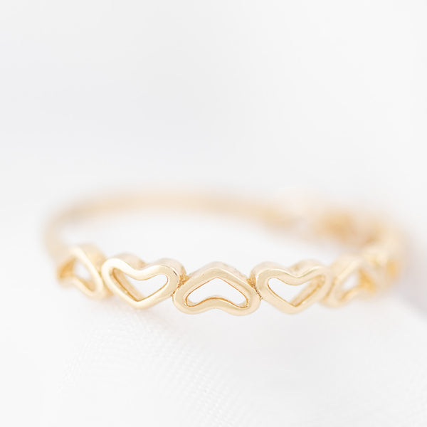 Anillo calado motivo corazones en oro amarillo 14 kilates.