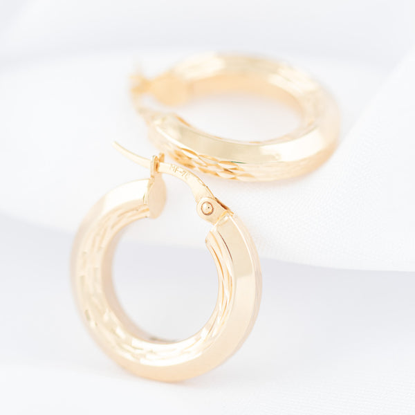 Arracadas facetadas en oro amarillo 14 kilates.