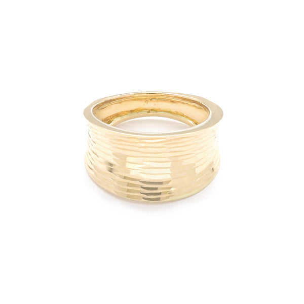 Anillo estriado en oro amarillo 14 kilates.