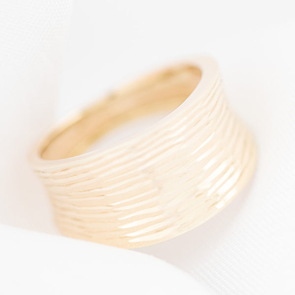 Anillo estriado en oro amarillo 14 kilates.