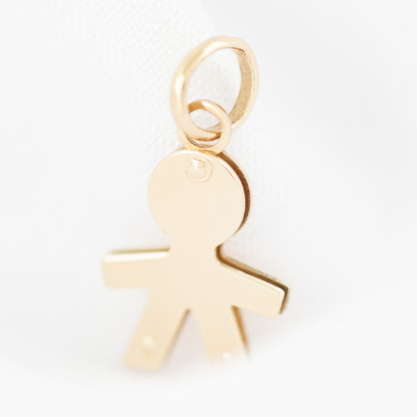 Dije diseño especial motivo niño en oro amarillo 14 kilates.