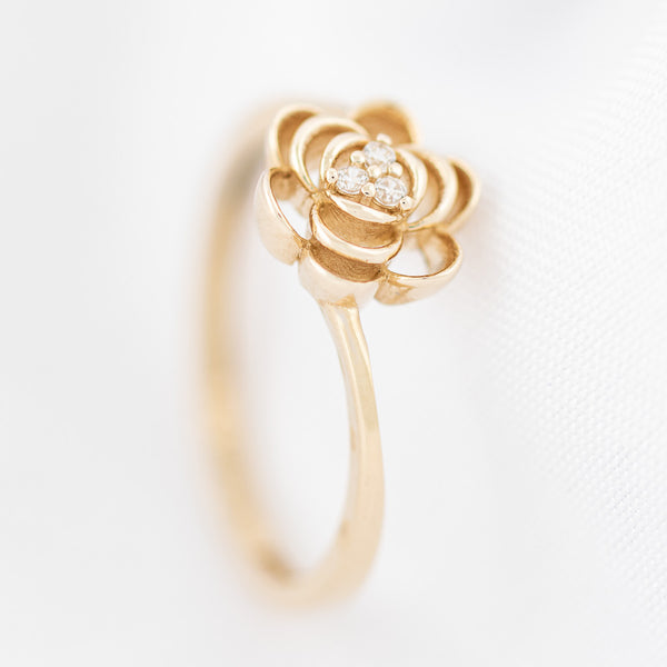 Anillo calado motivo flor con circonia en oro amarillo 14 kilates.